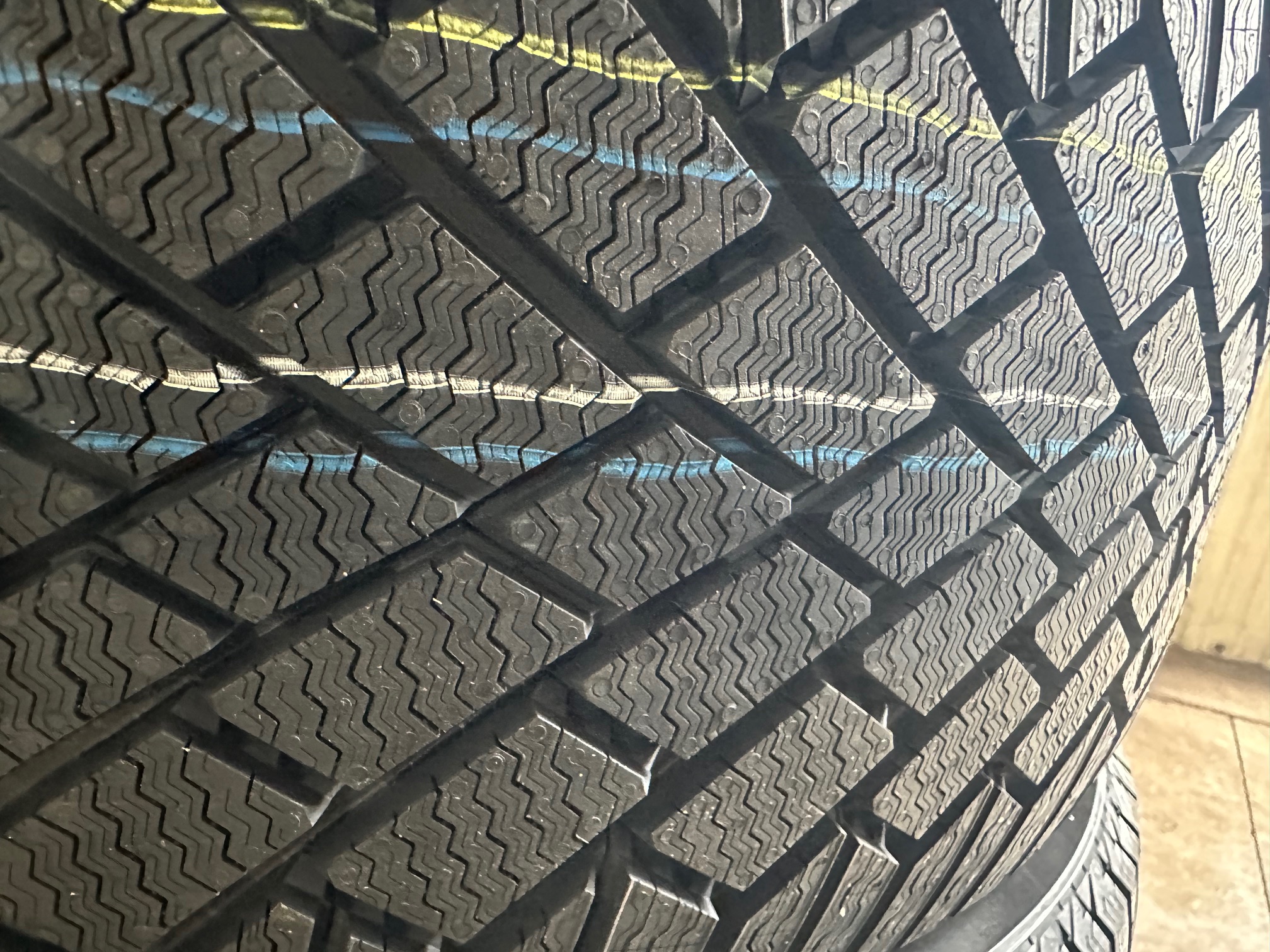 TIre Tread Pattern | Lou's Car Care Center, Inc.